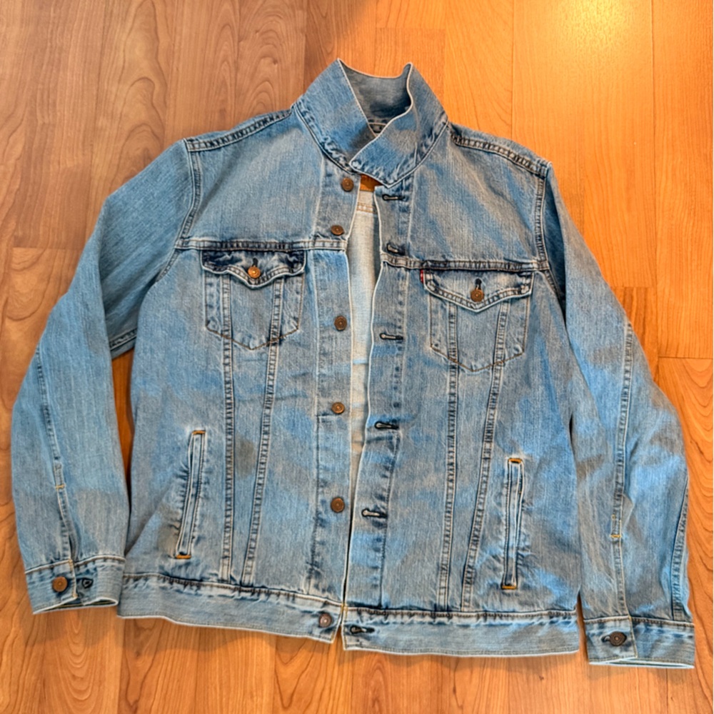 Men’s Levi's Light Blue Denim Jacket in size XL
